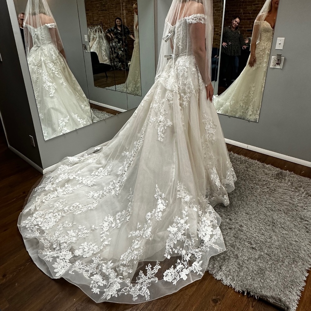 BRAND NEW Allure Bridal Wedding Ball Gown Size 8
